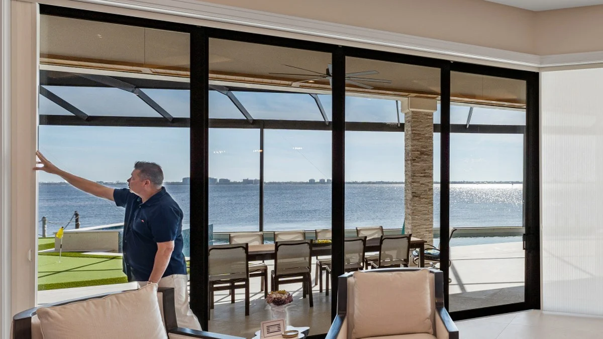 Honeycomb blind fitted closely for privacy and simple operation