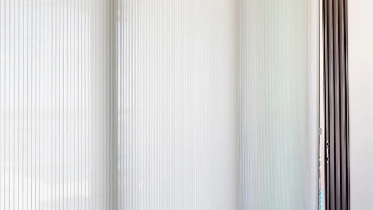 Cordless honeycomb shade supporting child-safe everyday use