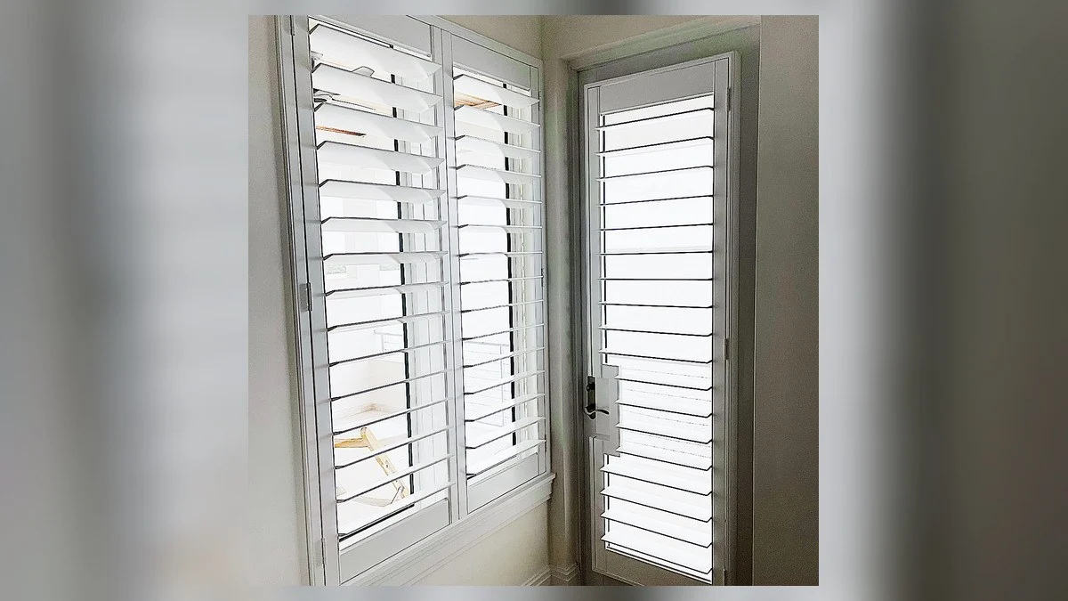 Custom door shade providing privacy without obstructing the lever