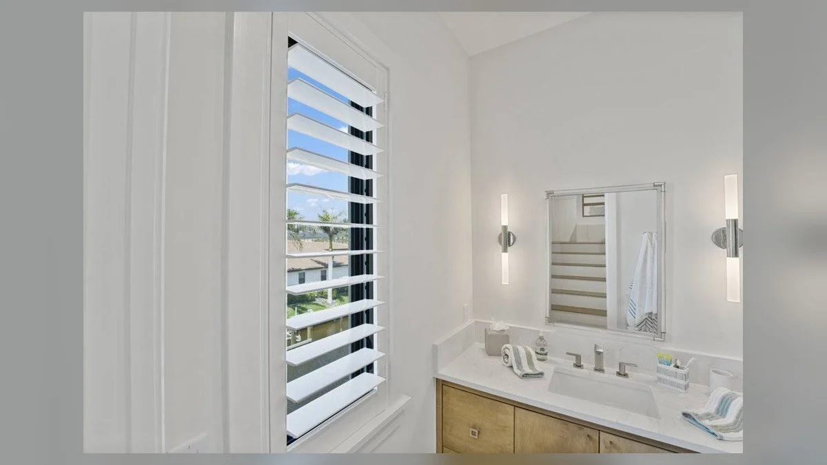 Wide horizontal slats supporting adjustable privacy and daylight