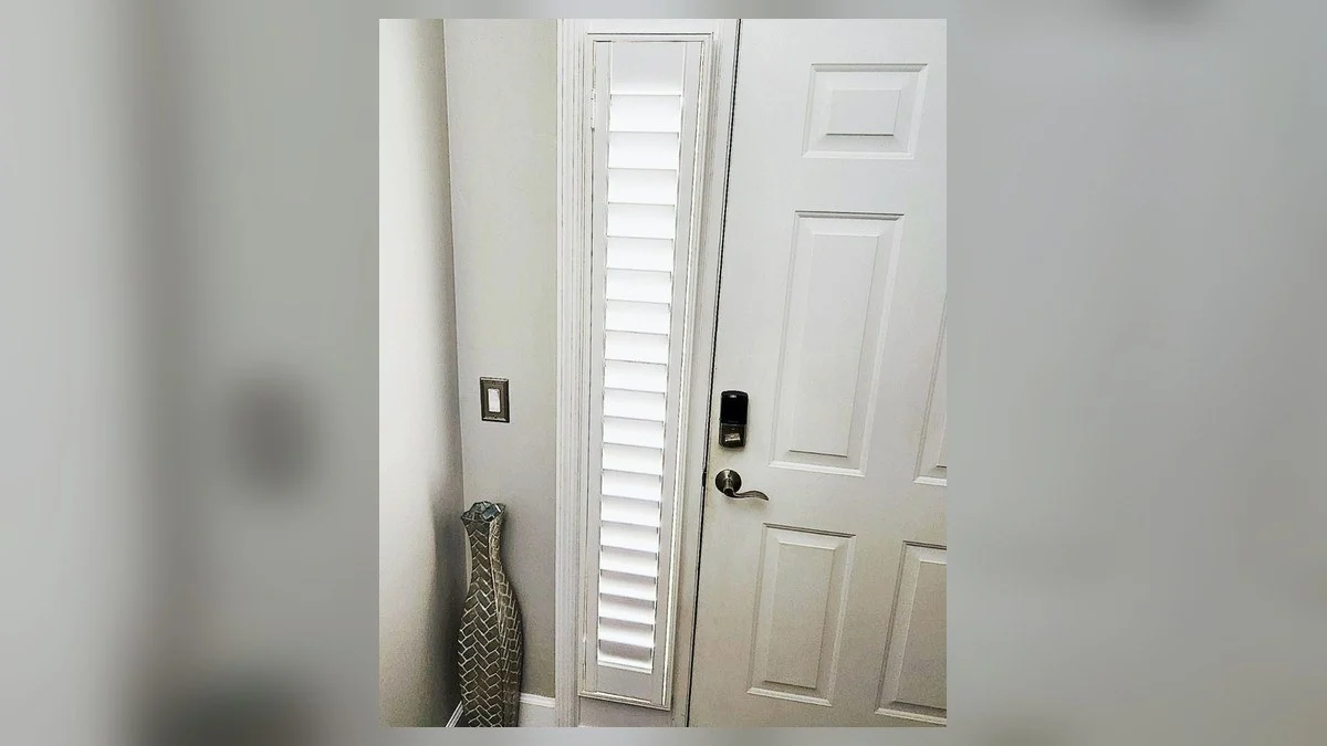 Made-to-measure blind aligned on a bright Fort Myers French door