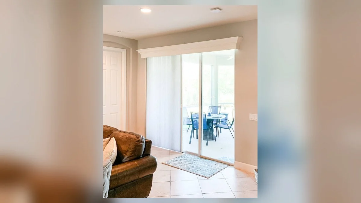 Wide-door blind planned around stack direction and traffic flow