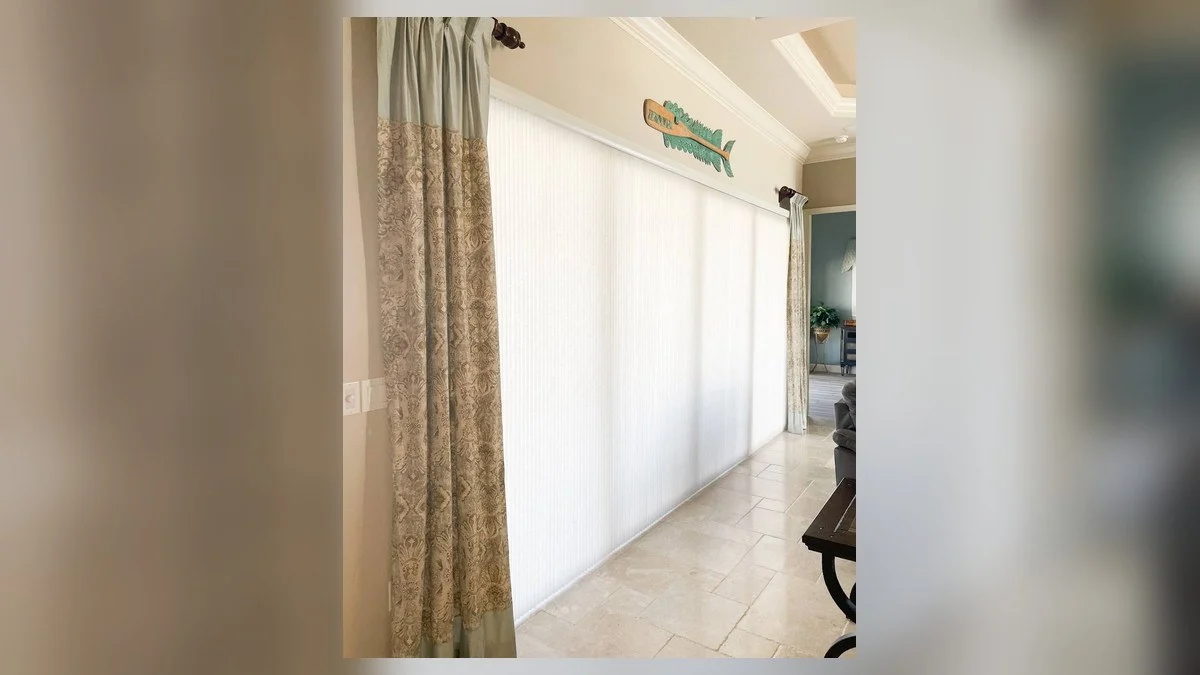 Sliding door vertical blinds supporting practical everyday operation