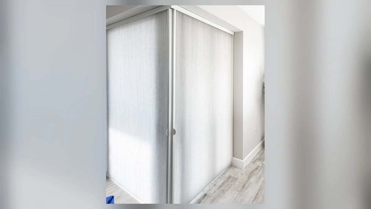 Vertical blind vanes and track for a wide Punta Gorda opening